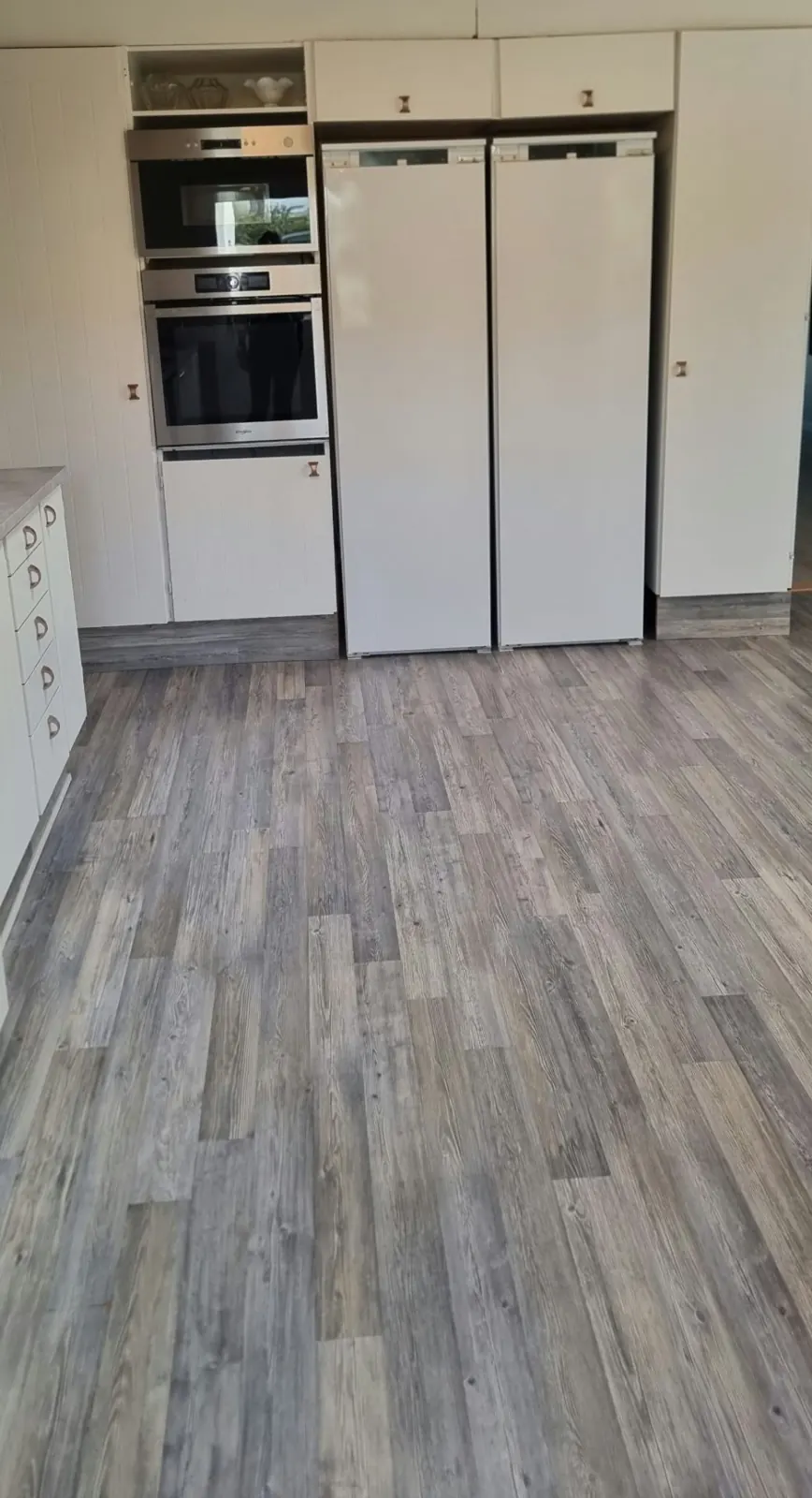The kitchen with built-in oven, microwave and separate fridge and freezer